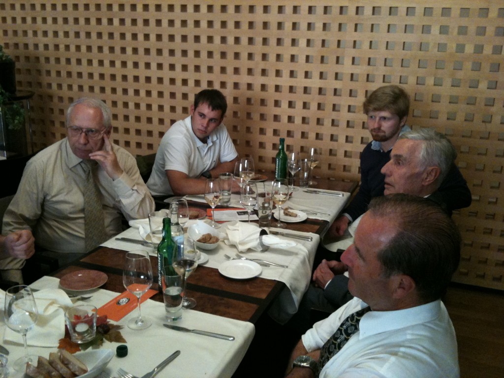 Beim Gespräch mit NR Büchler: Hansruedi Schaffhauser, Andreas Bürgi, Philipp St., Peter Klemm, SR Maximlian Reimann