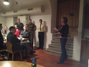 Frau Regierungsrätin Hochuli spricht im Weinkeller zu den jungen Offizieren